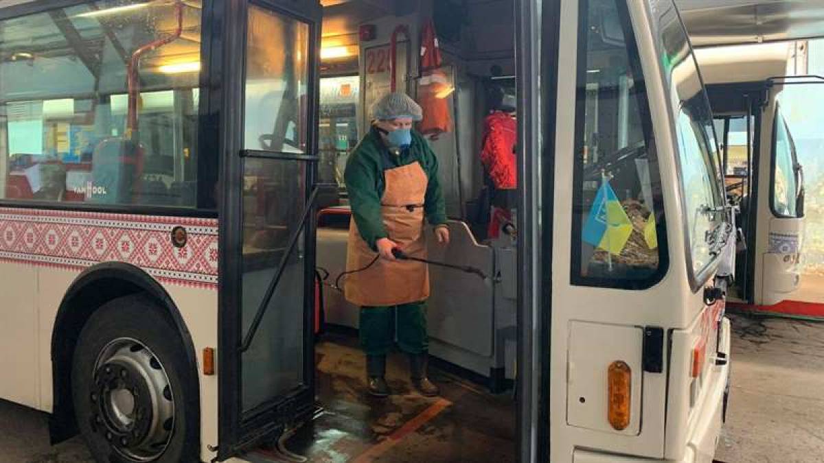 В Запорожье усилили работы по дезинфекции общественного транспорта