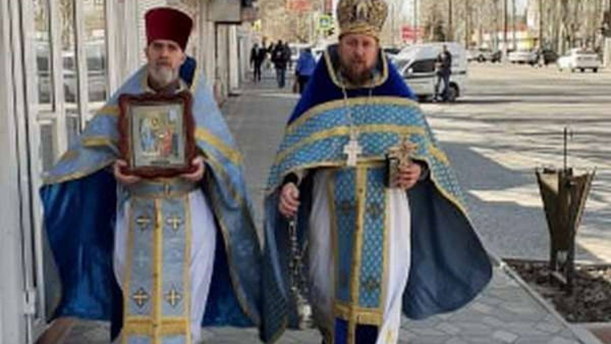 В Мелитополе священники с молитвой прошли по городу