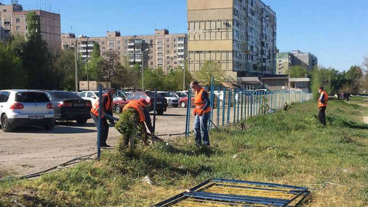 В Запорожье демонтировали незаконно установленную автостоянку