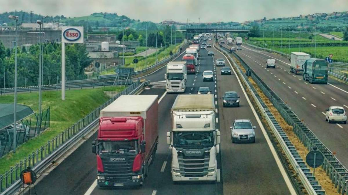 В Україні впроваджують електронну товарно-транспортну накладну