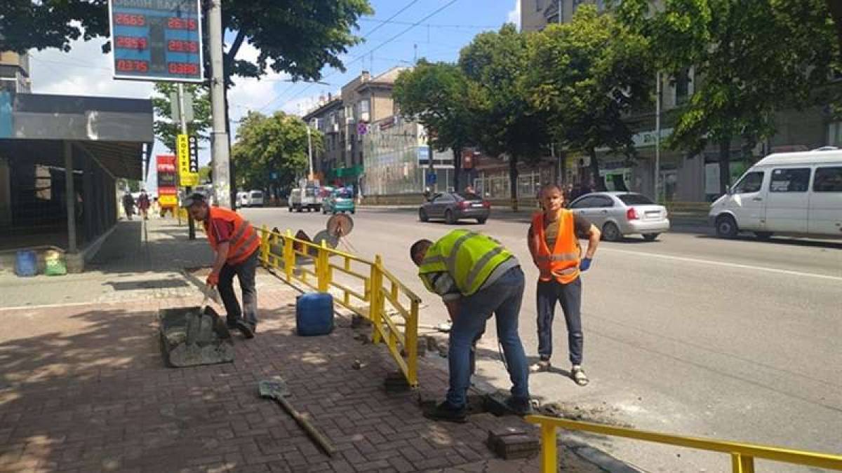 В Запорожье на остановке появилось ограждение