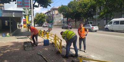 В Запорожье на остановке появилось ограждение