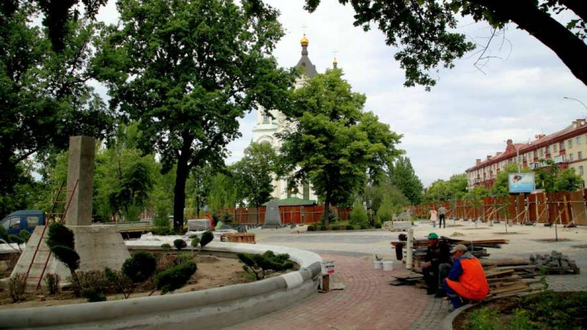 В Запорожье продолжается реконструкция сквера «Пионеров» (видео, фото)