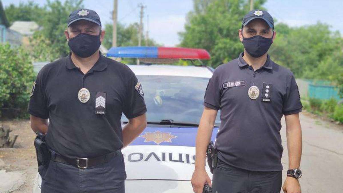 Запорізькі поліцейські рятували дворічного хлопчика, якого вдарив ножем п’яний батько