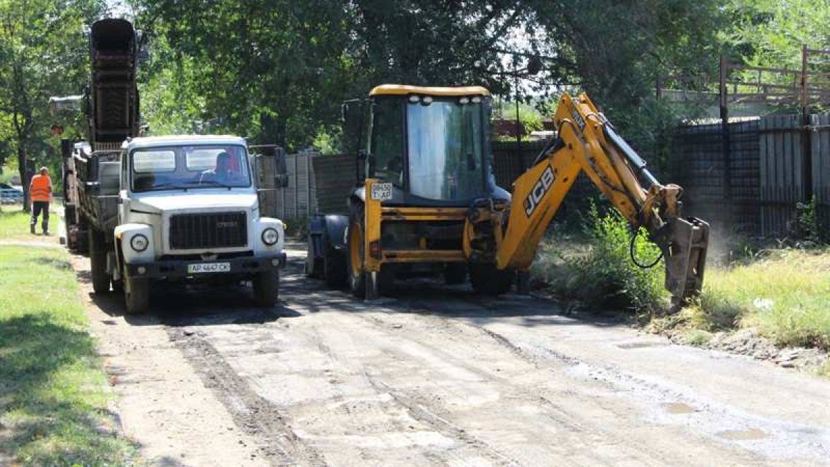 В Запорожье ремонтируют дорогу по улице Волгоградской
