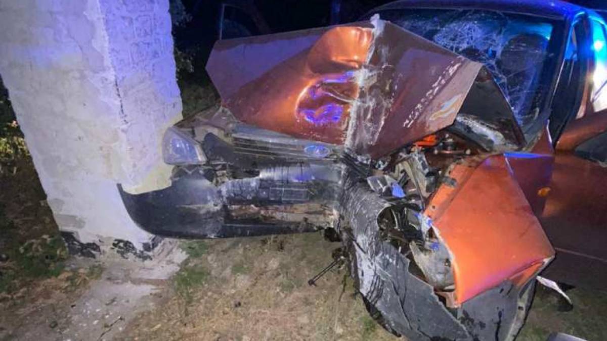 У Вільнянському районі авто в’їхало в автобусну зупинку. Водій загинув