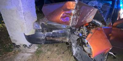 У Вільнянському районі авто в’їхало в автобусну зупинку. Водій загинув
