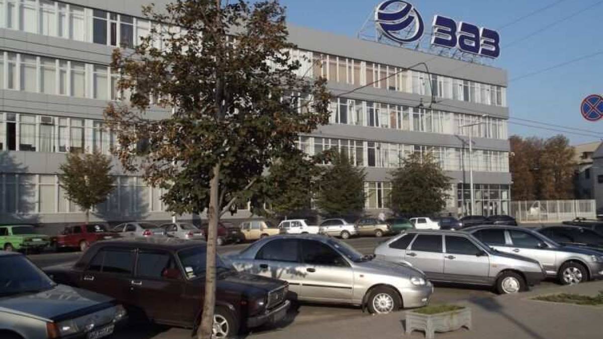 ЗАЗ передал сельским школьникам автобусы
