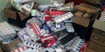 В Мелитополе полиция вывезла сигареты из двух МАФов Центрального рынка