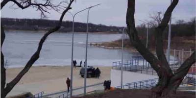 Дети провалились под лед на Днепре в районе запорожского пляжа