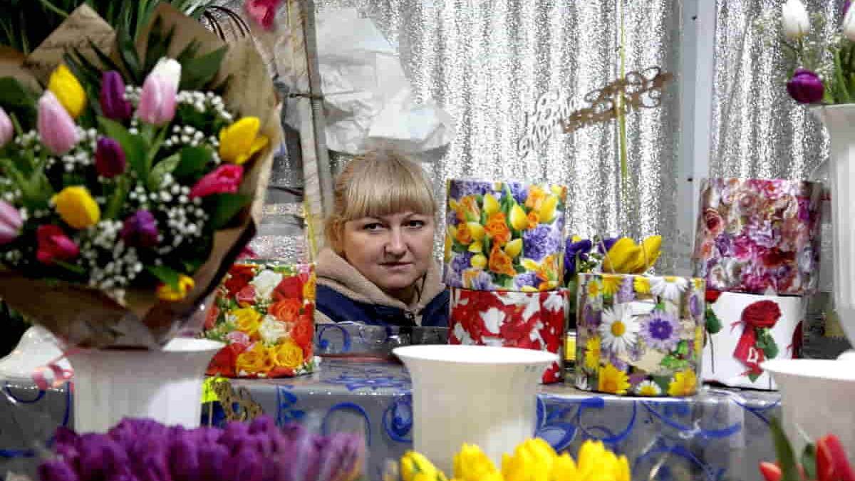 Продавцы цветов праздничной торговлей довольны