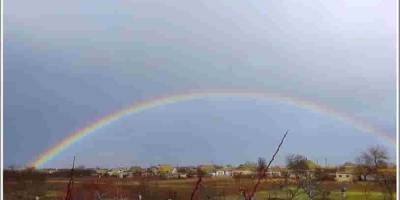 Радуга над запорожским селом, расположенным на Молочном лимане (фото)