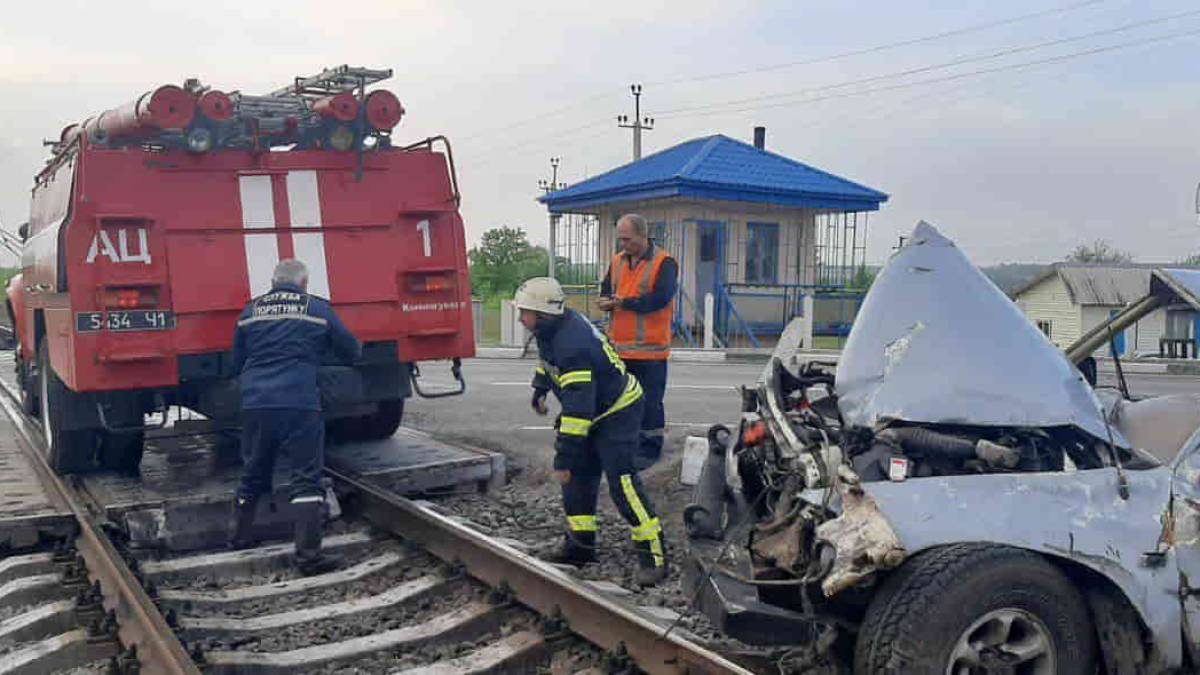 Рятувальники звільняли залізничну колію від… автомобіля