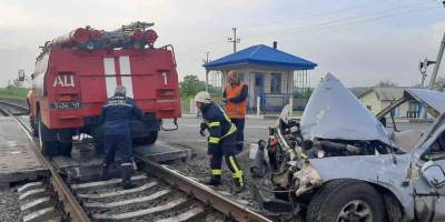 Рятувальники звільняли залізничну колію від… автомобіля