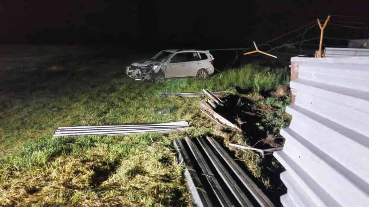 П’яний охоронець розтрощив автомобіль і паркан