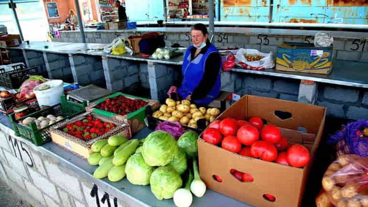 Кто в Запорожье диктует цены на ранние овощи и ягоды