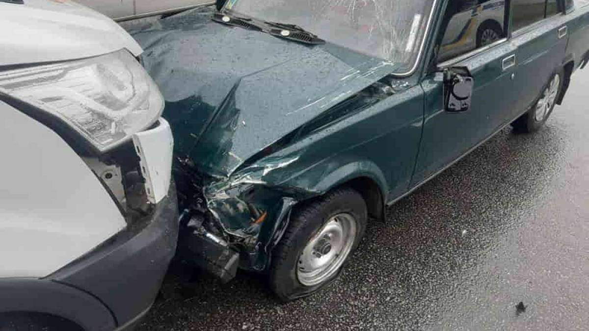 Водій ВАЗу помер у кареті швидкої допомоги