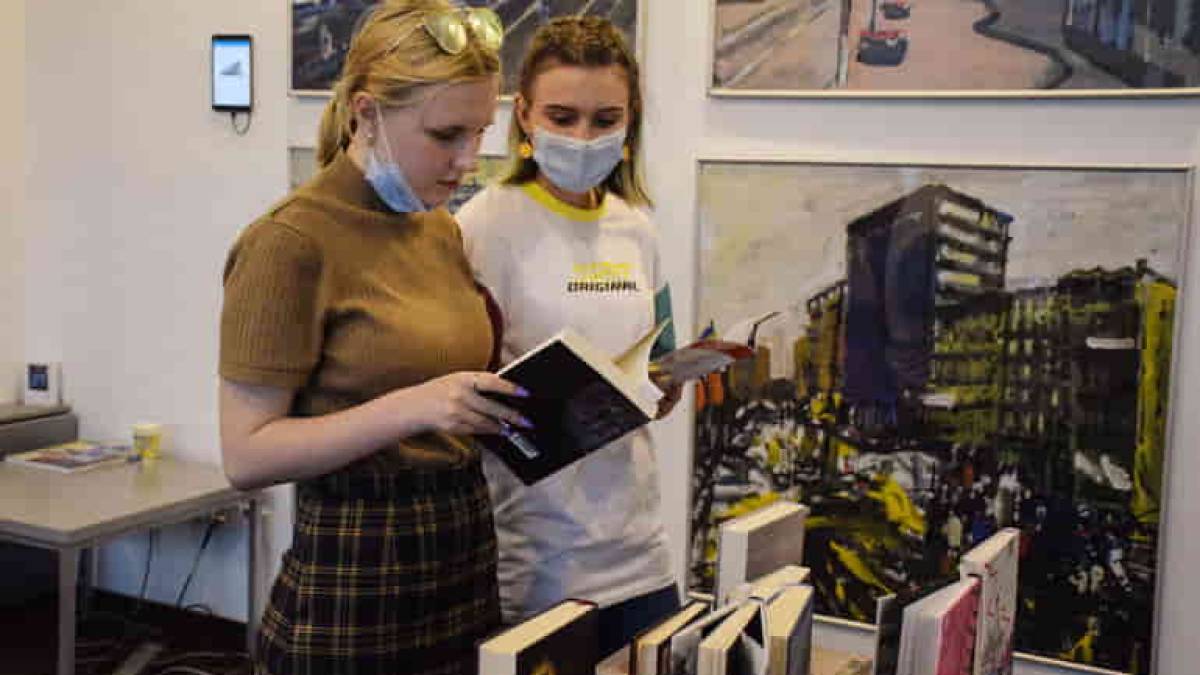 У “Мистецькому просторі” можна побачити виставку “КРАЙ” Олени Придувалової та придбати книжки сучасних українських літераторів