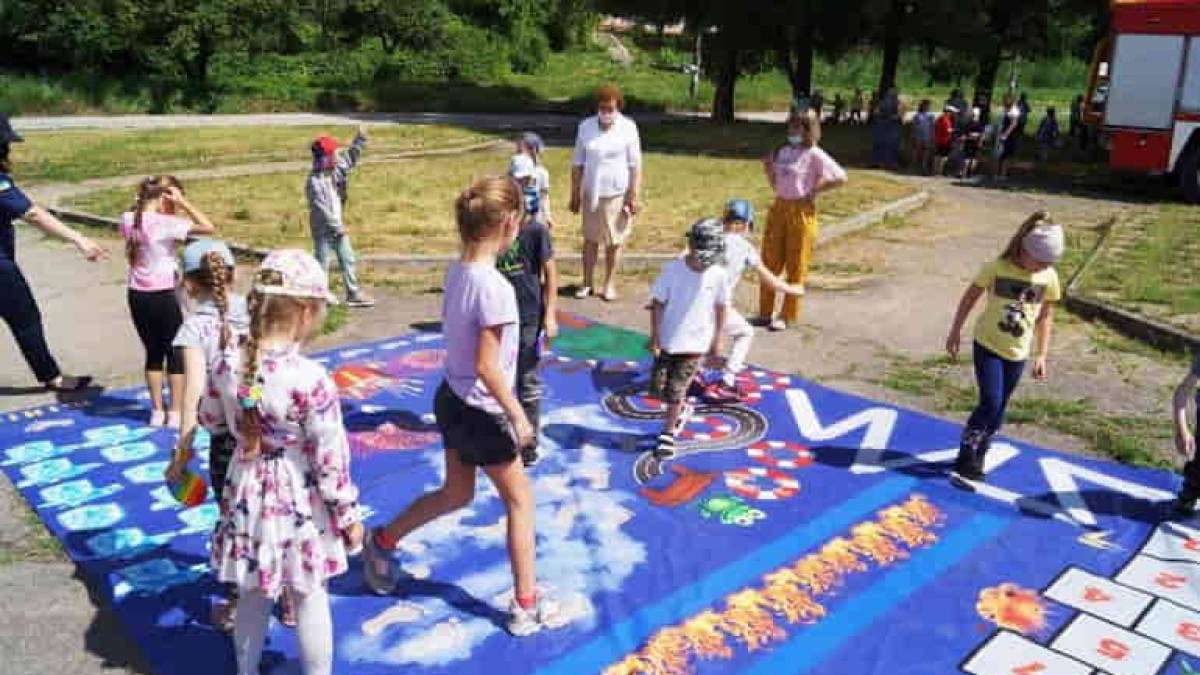 Запорізькі рятувальники нагадали вихованцям “Веселки” правила безпеки