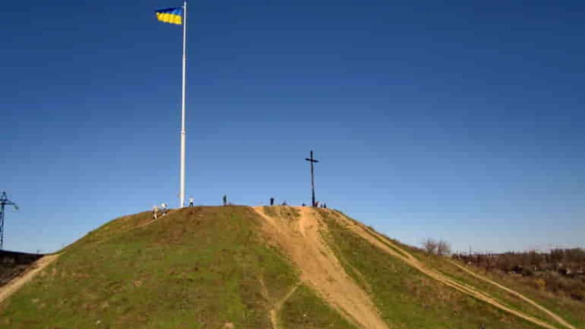 Хрест і прапор на запорізькому кургані