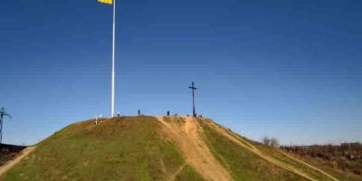 Хрест і прапор на запорізькому кургані