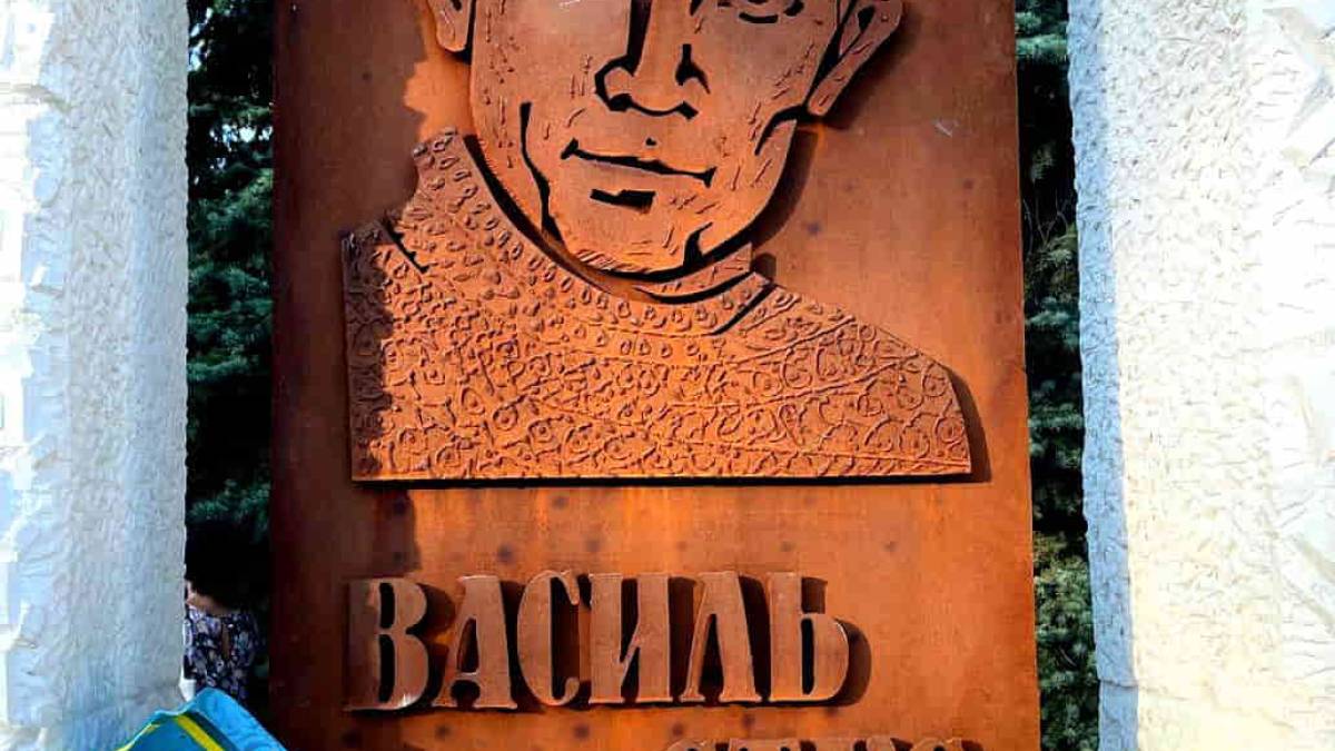 «Нам нужны наши герои, не советские»: памятник Василию Стусу открыли в Краматорске (видео)