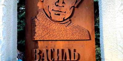 «Нам нужны наши герои, не советские»: памятник Василию Стусу открыли в Краматорске (видео)