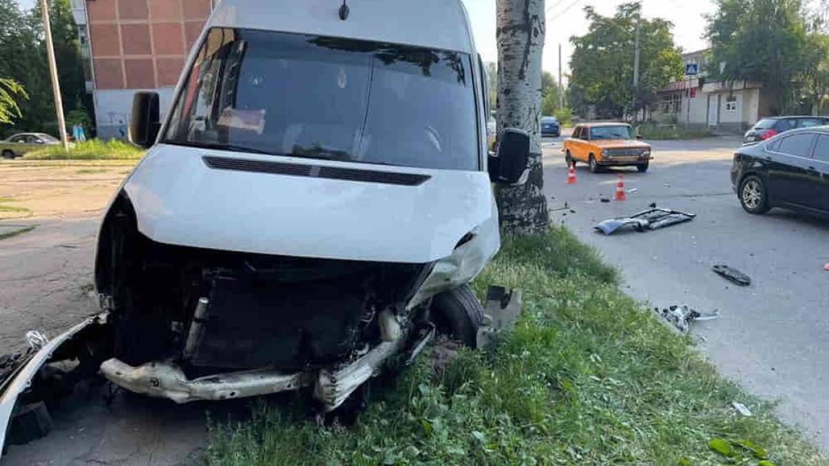 Внаслідок ДТП постраждало 13 громадян