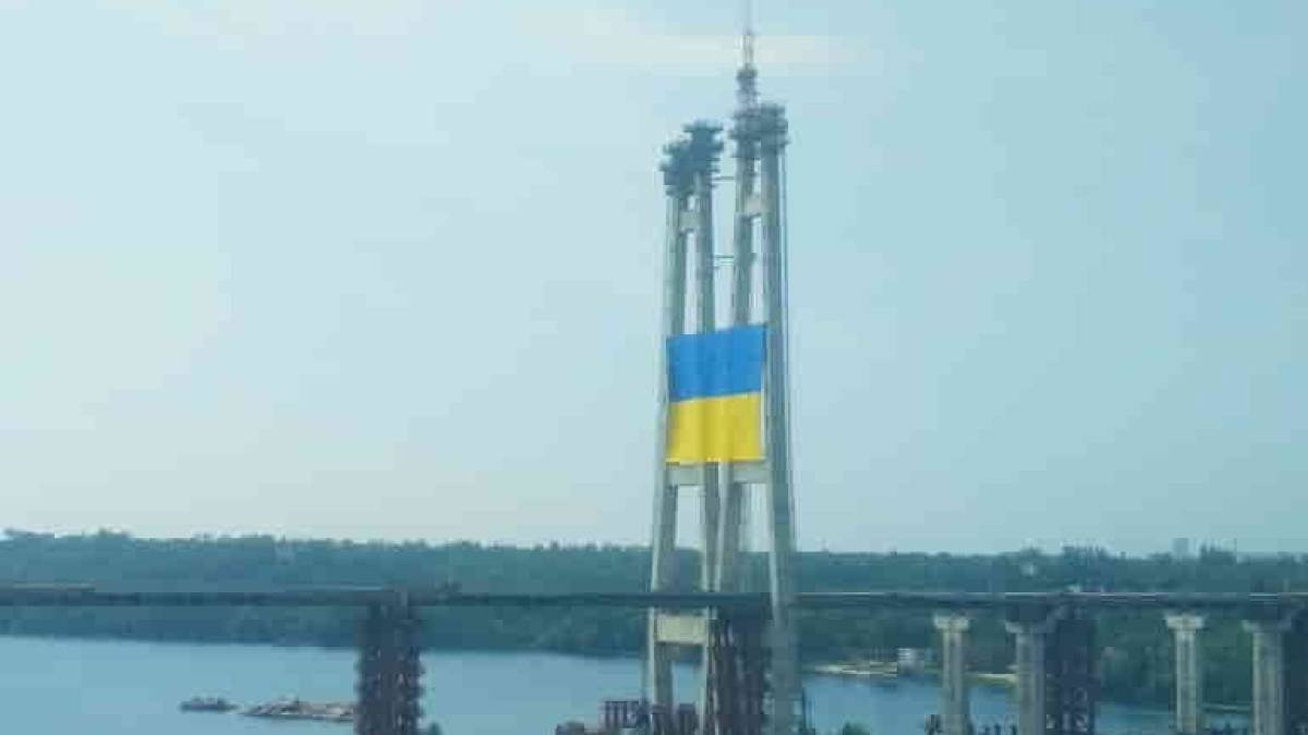 Запорізький міст, що будується, прикрасили прапором