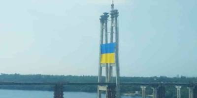 Запорізький міст, що будується, прикрасили прапором