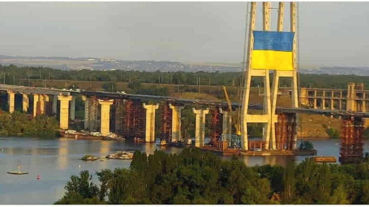 Утро в Запорожье началось с гигантского флага Украины