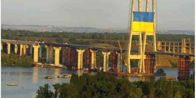 Утро в Запорожье началось с гигантского флага Украины