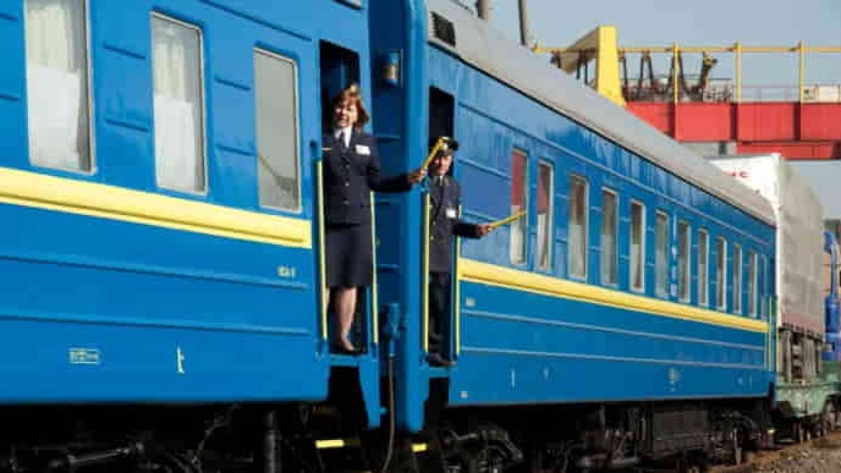 Вантажні вагони зійшли з рейок у Запоріжжі, пасажирські потяги затримуються