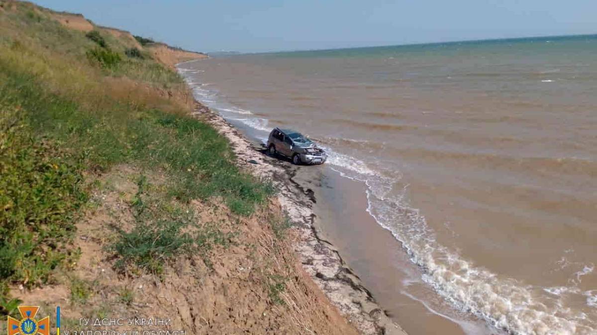 Некероване авто з’їхало з крутого берега
