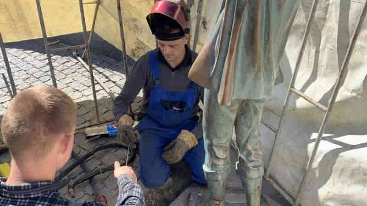 В Бердянске восстанавливают разрушенный вандалами памятник