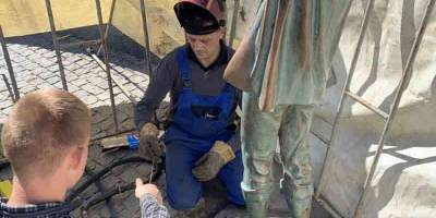 В Бердянске восстанавливают разрушенный вандалами памятник