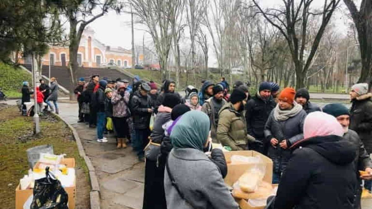 Членкині ГО «Сафія» кілька років годують безхатьків в одному з парків Запоріжжя