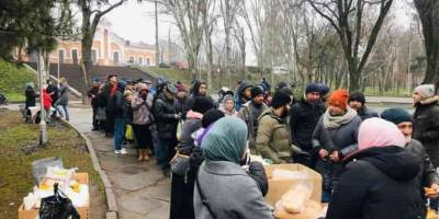 Членкині ГО «Сафія» кілька років годують безхатьків в одному з парків Запоріжжя