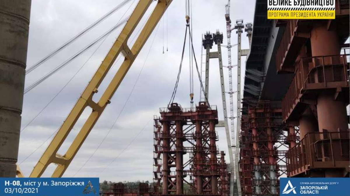 У Запоріжжі готуються до монтажу наступних секцій мосту