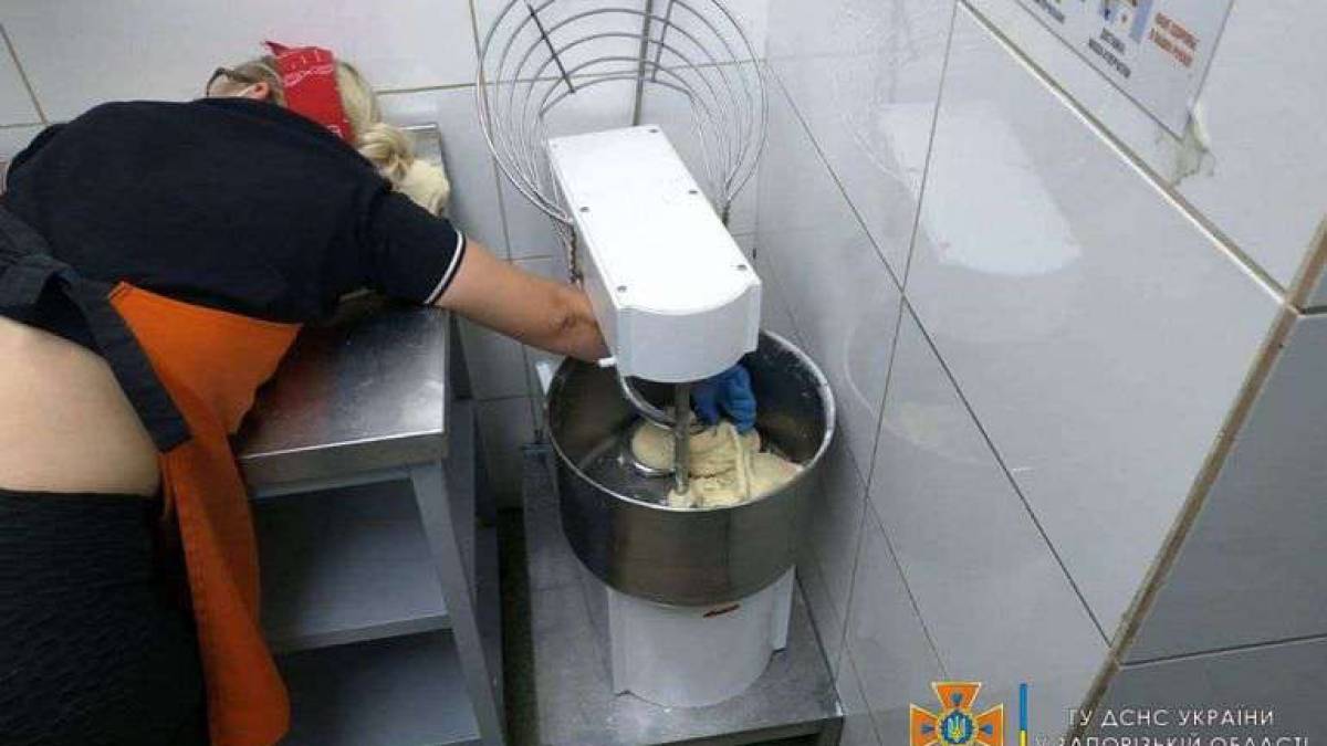Рятувальники у Запоріжжі звільнили руку дівчини з тістомішалки
