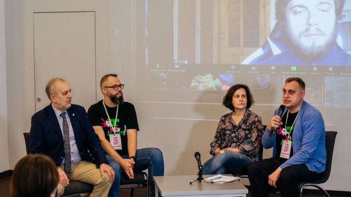 “Як українцям осідлати хвилю?” – міркували митці на запорізькому Артфорумі