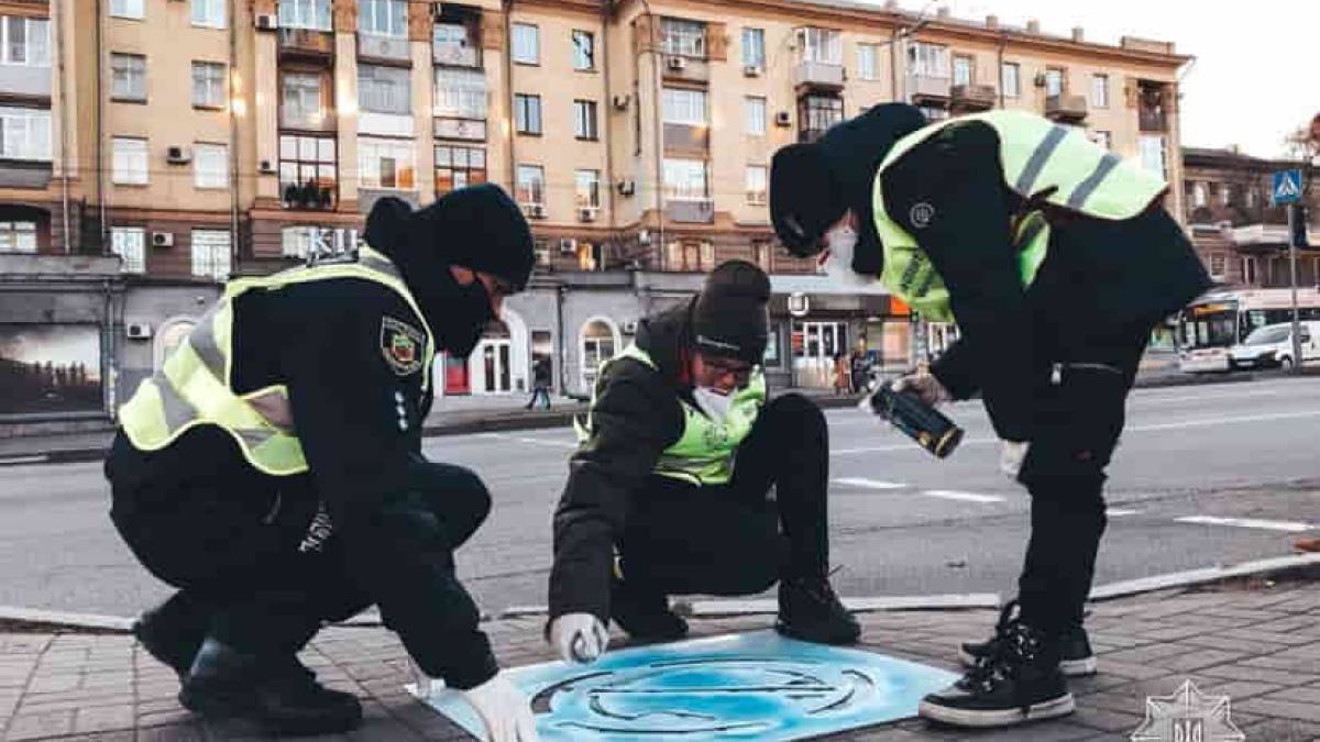 В центре Запорожья появились специальные надписи для пешеходов (фото)