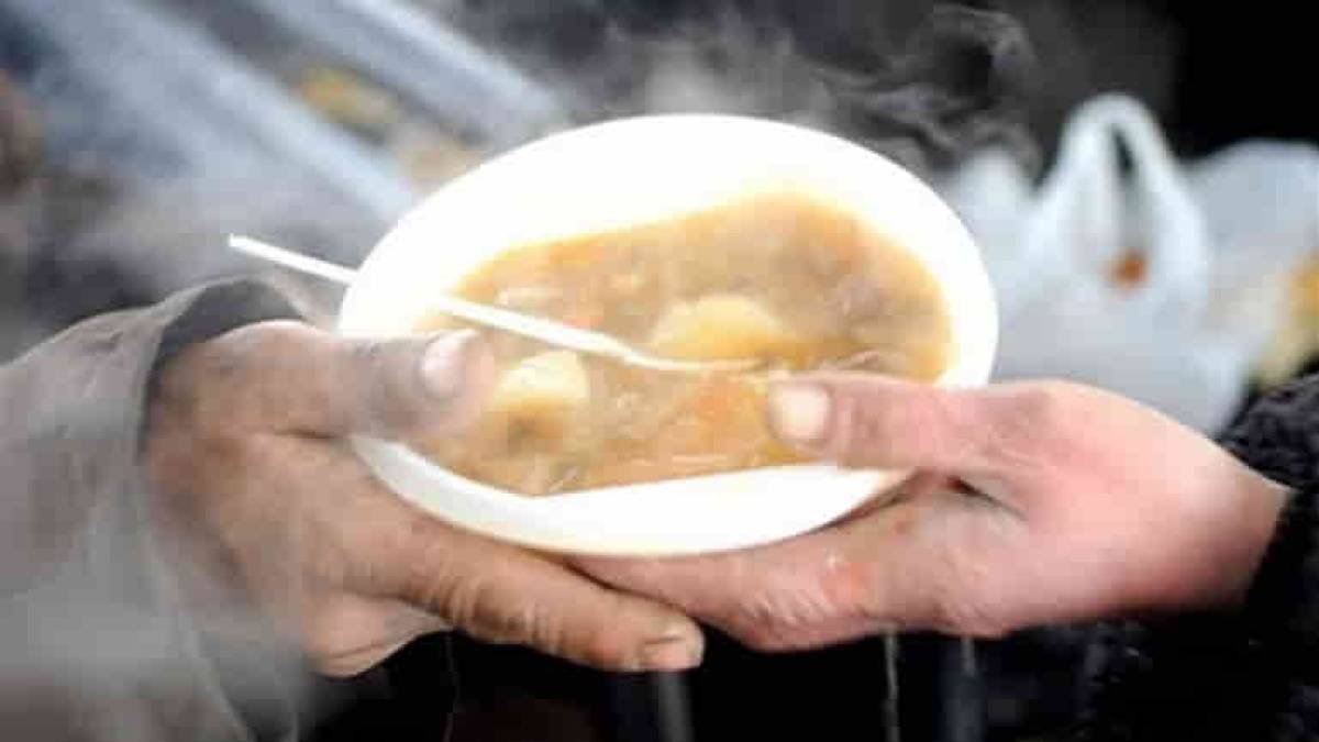 У Запоріжжі почали годувати безхатьків