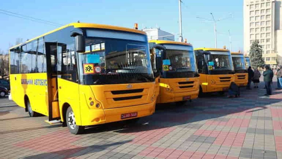 Запорізькі громади отримали п’ять шкільних автобусів
