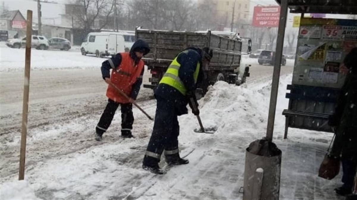 В Запорожье продолжается ликвидация последствий снежной непогоды (фото)