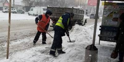 В Запорожье продолжается ликвидация последствий снежной непогоды (фото)
