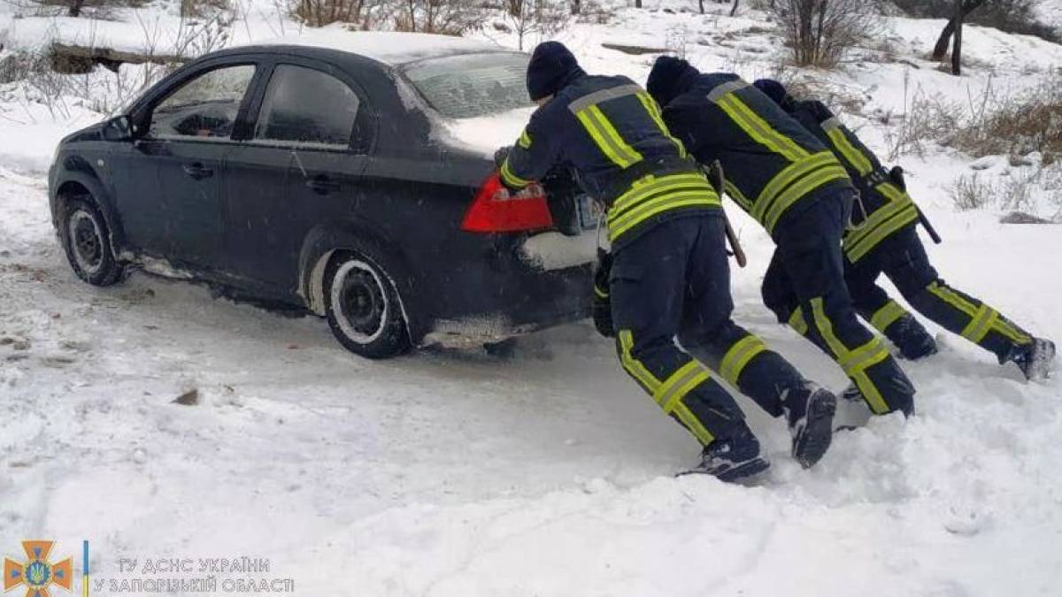 Спасатели просят запорожцев воздержаться от поездок на большие расстояния