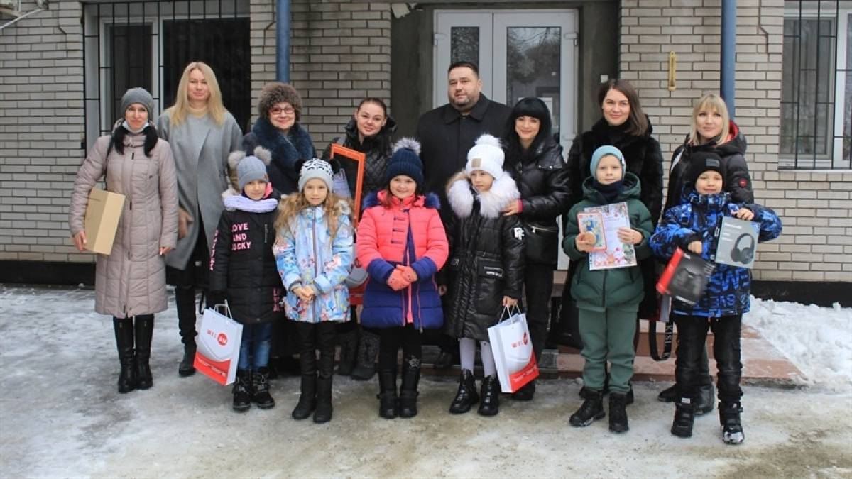 В Запорожье дети превратили мусор в «новогодний сказочный мир»