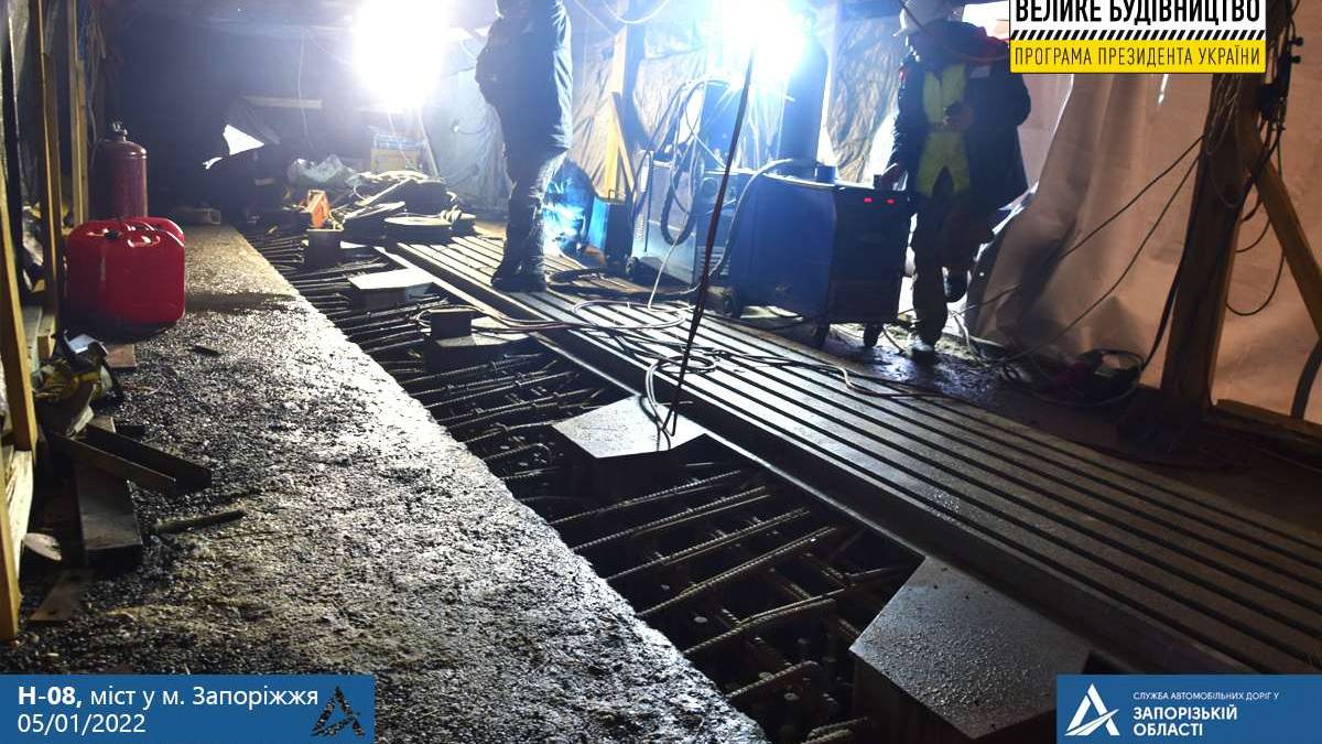 На вантовому мосту будівельники монтують деформаційні шви