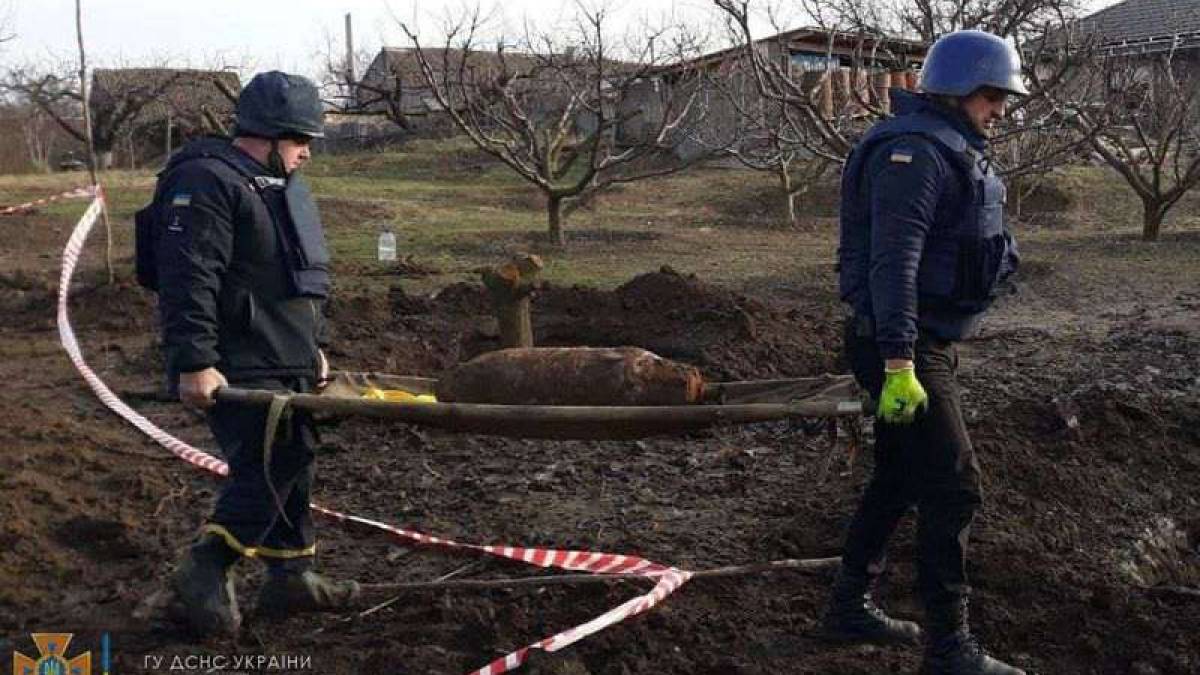 В Запорожской области обнаружили 100-килограммовую бомбу: как себя вести в подобных случаях